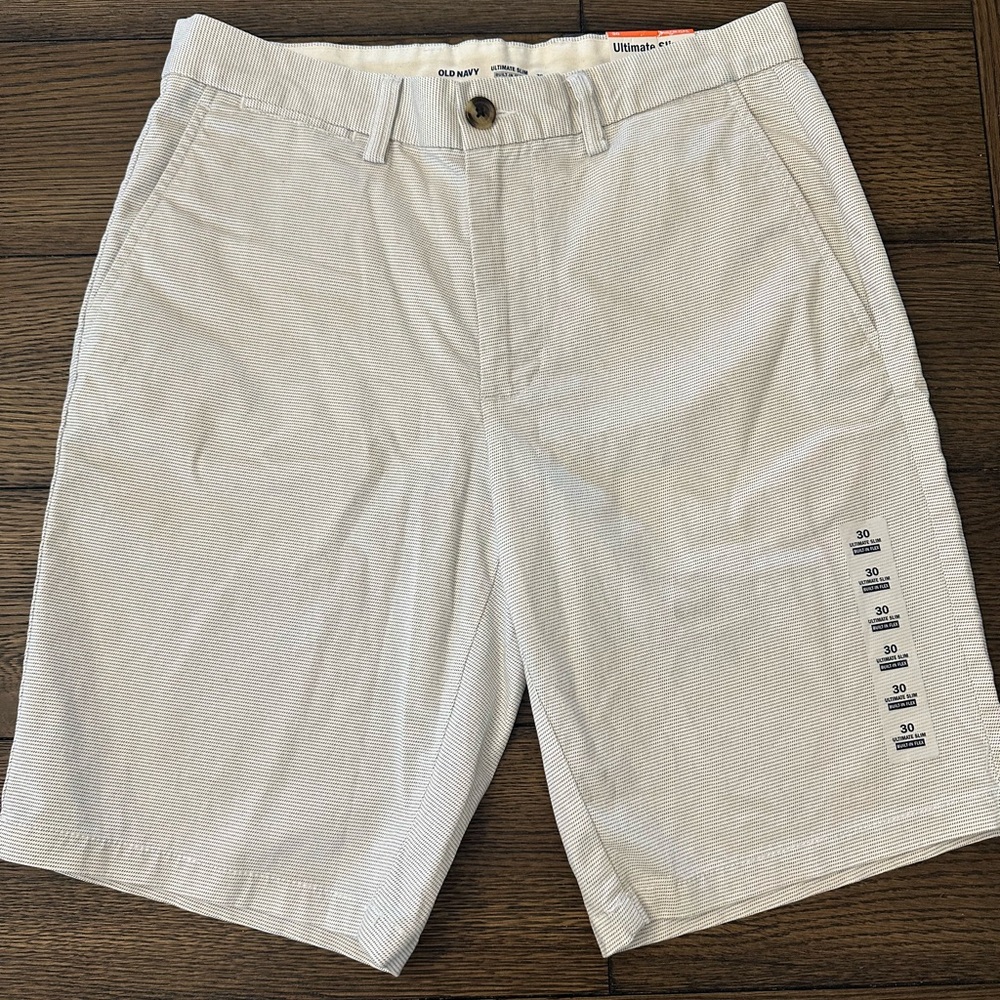 Old Navy NWT Ultimate Slim 10” Inseam Mens Shorts size 30